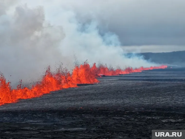 Извержение вулкана на полуострове Рейкьянес в Исландии