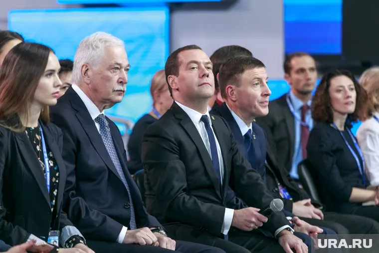 Дмитрий Медведев поддержал инициативу 13 губернаторов. Другие ждут приглашения