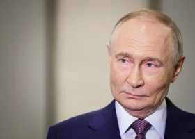 Путин возложил венок к мемориалу Махатмы Ганди