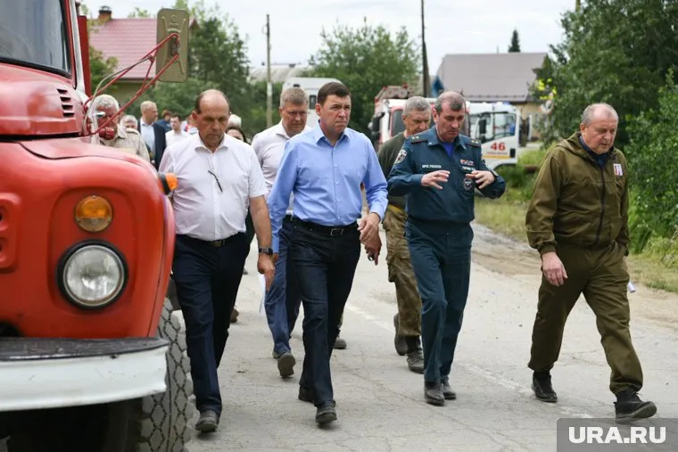 Евгений Куйвашев планирует пообщаться с представителями МЧС и местными жителями