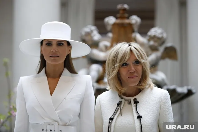 Женщины облачились в похожие наряды белого цвета