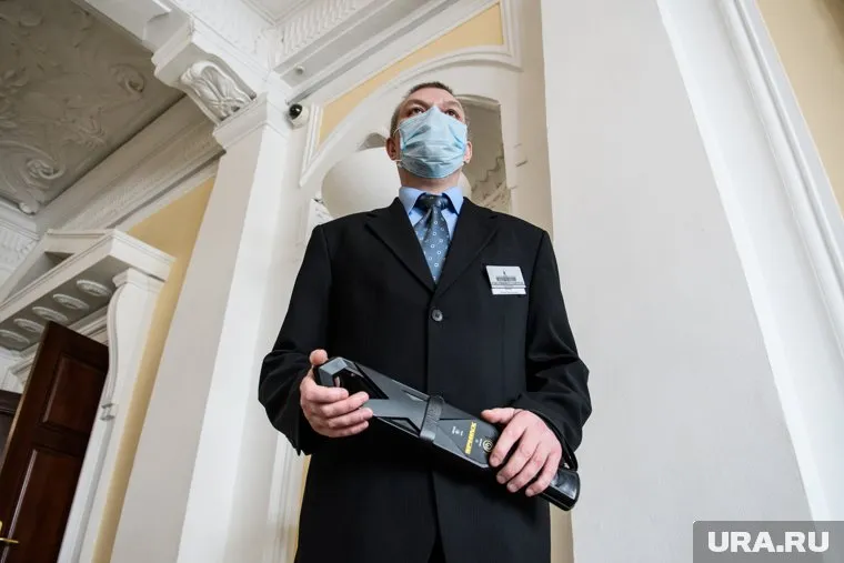 Охрана проверяет удостоверения, ее выставила городская администрация