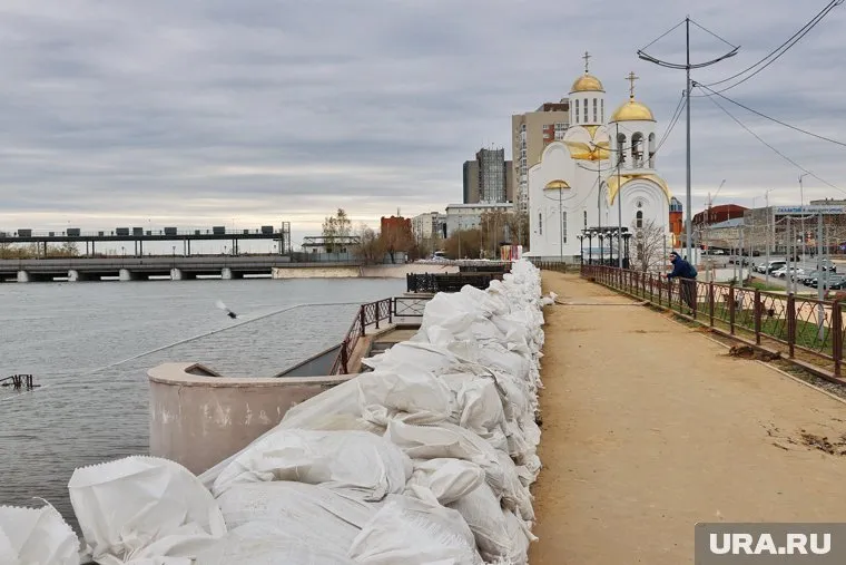 Курганцы перестали ходить на дамбу смотреть на воду