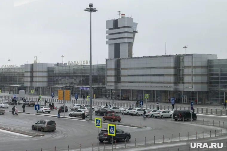 Медики аэропорта пытались спасти женщину