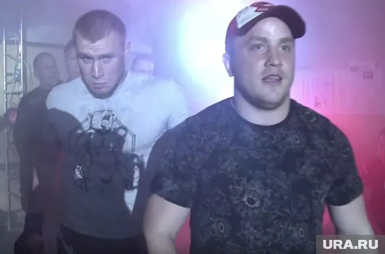 Никита Мальцев (в кепке), на заднем плане - Кирилл Штриплинг (убит на Депутатской)