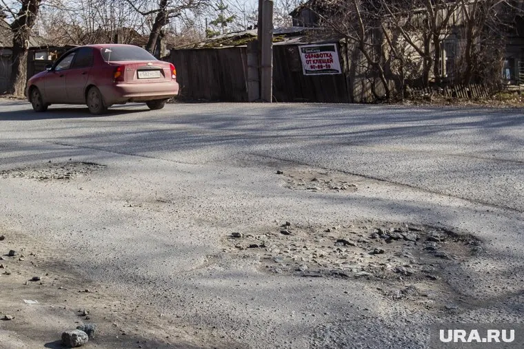 Яме на улице Дамбовская, по словам горожан, уже 10 лет