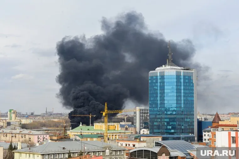 Над местом ЧП — огромное облако черного дыма