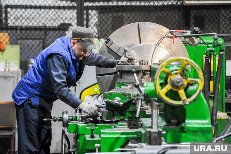 По итогам октября токари зарабатывают больше всех в регионе среди рабочих