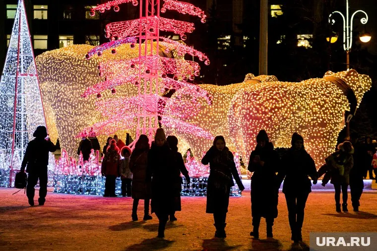 На видео показано, как медведей доставляли в Цветной бульвар в Тюмени и как монтажники устанавливали фигуры