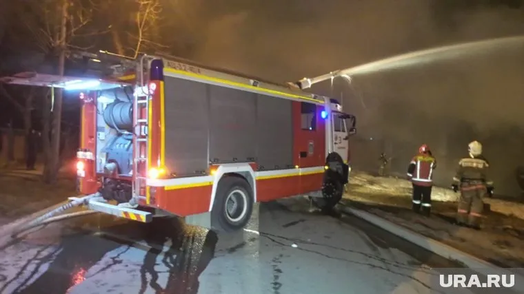 На месте работают 8 пожарных расчетов