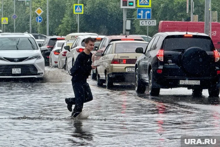 Дорогу затопило после ливня 