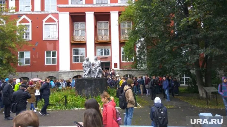 Причиной эвакуации в полиции называют сообщение о бесхозных предметах