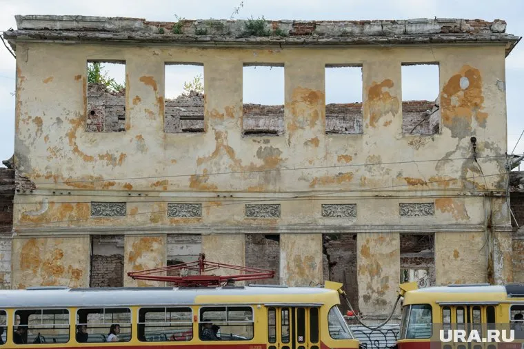 На жительницу Перми упала часть стены старого дома