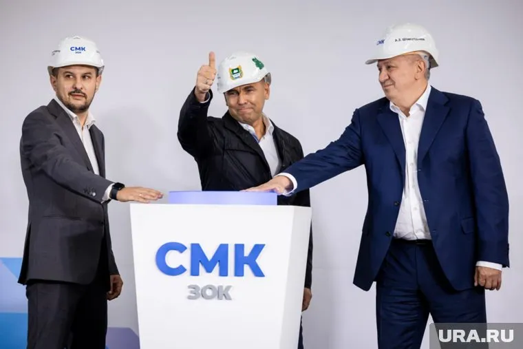 Высокие гости дали старт работе нового производственного комплекса, нажав символическую кнопку