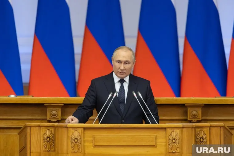 Владимир Путин поручил правительству определить лиц, попавших под санкции РФ