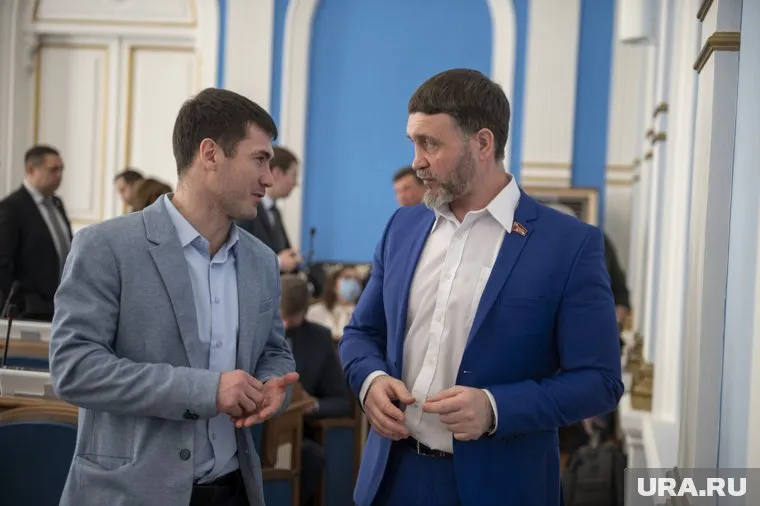 Сергей Медведев (справа) покинул пределы РФ вскоре после скандала