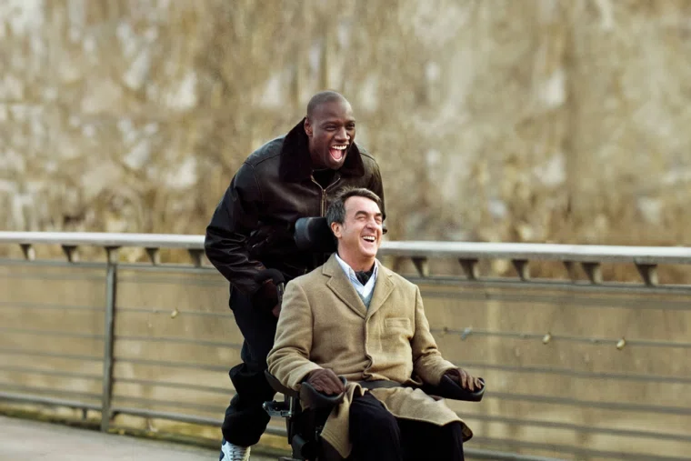 Для борьбы с осенней хандрой подходят фильмы разных жанров: драмы, комедии и картины, связанные с осенним настроением