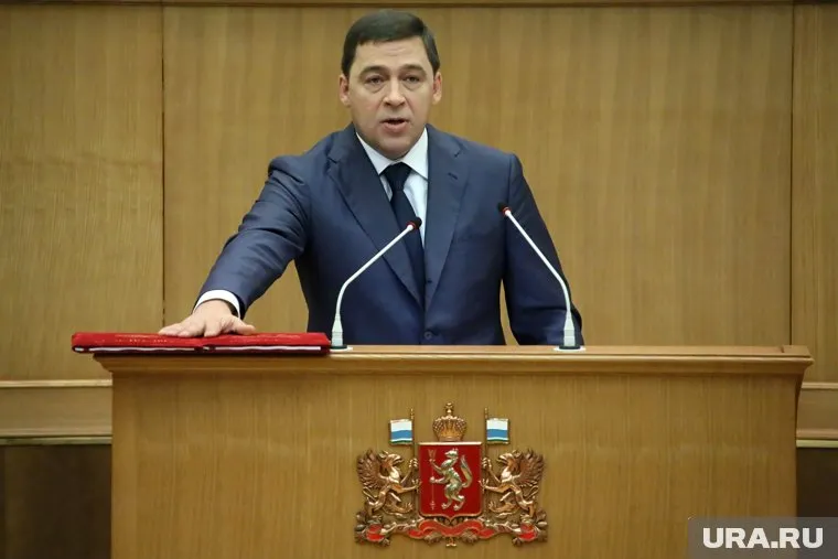 Точно так же "держаться за красное" Евгений Куйвашев будет и на церемонии в Театре эстрады (фото 2012 года)