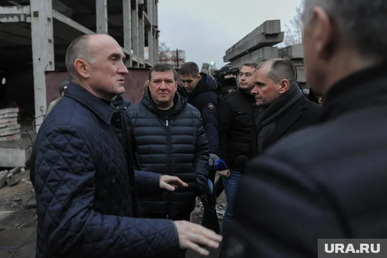 Артур Никитин (второй слева) предложил региональным властям купить его недострой