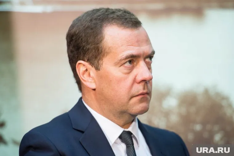 Главу российского правительства встречает губернатор Свердловской области Евгений Куйвашев