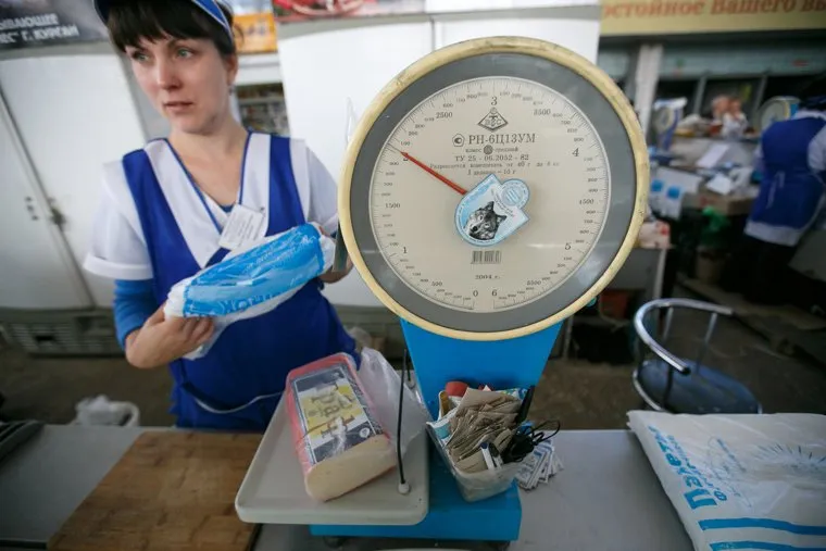 Проверка санкционных продуктов на Шарташском рынке. Екатеринбург, весы, магазин