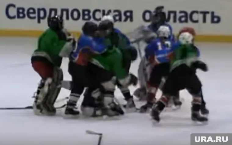 Юные хоккеисты побросали клюшки и ринулись в бой