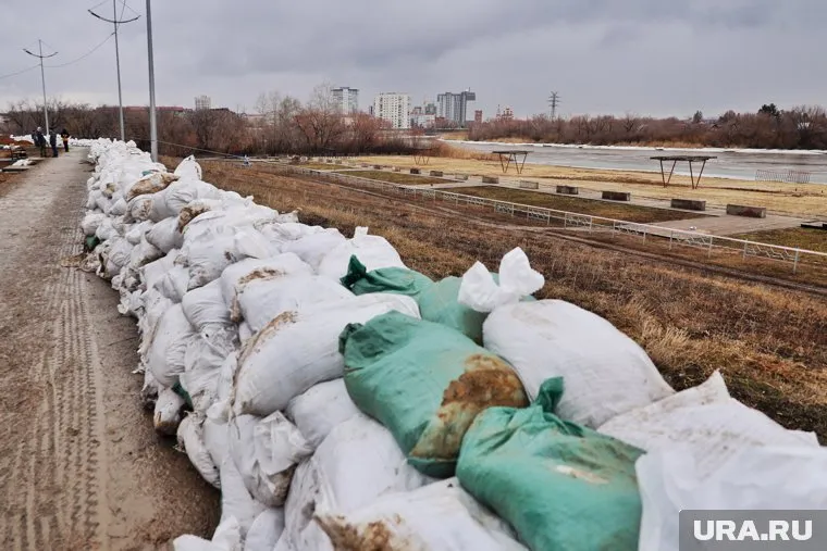 Пенсионерки не сошлись во мнениях из-за степени укрепленности дамбы