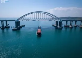 Тысячи машин скопились у Крымского моста