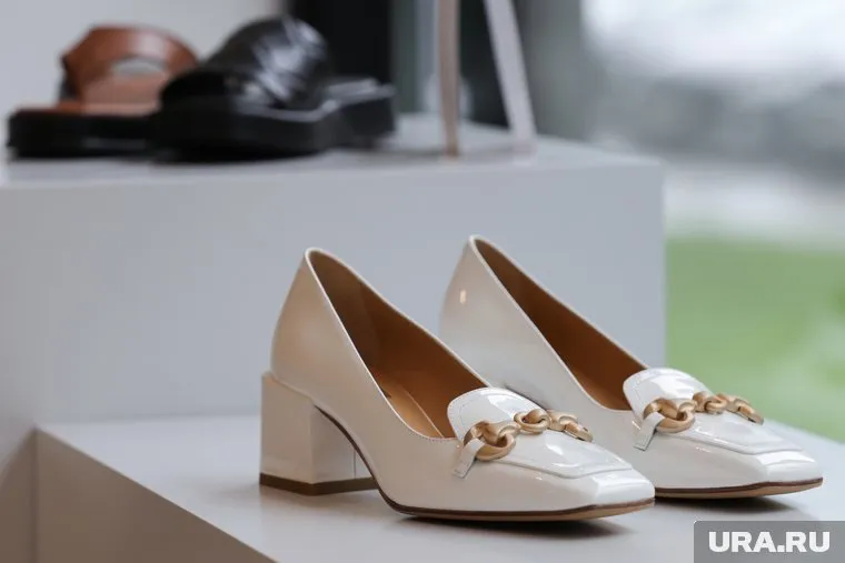 В центре Кургана распродают обувные магазины