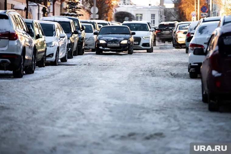Последние дни водители Екатеринбурга по вечерам стоят в десятибалльных пробках из-за плохой уборки снега коммунальными службами