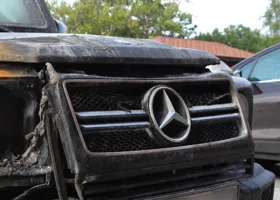 Сгорел Mercedes: молодой курганец без прав устроил аварию на тюменской трассе