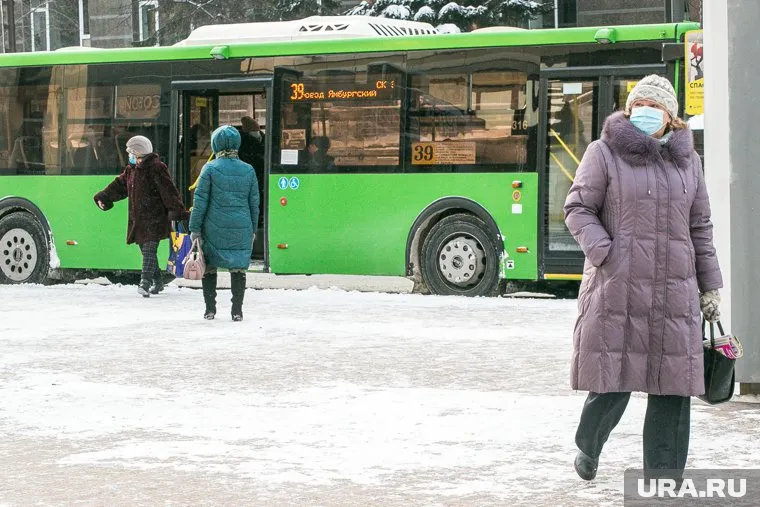 Чтобы не мерзнуть на остановках горожане могут воспользоваться мобильным приложением «Тюменский транспорт»