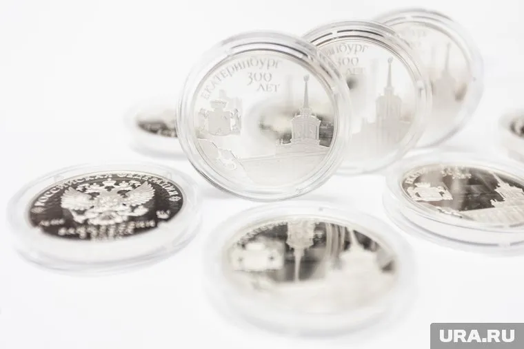 На коллекционной монете изображено здание мэрии Екатеринбурга