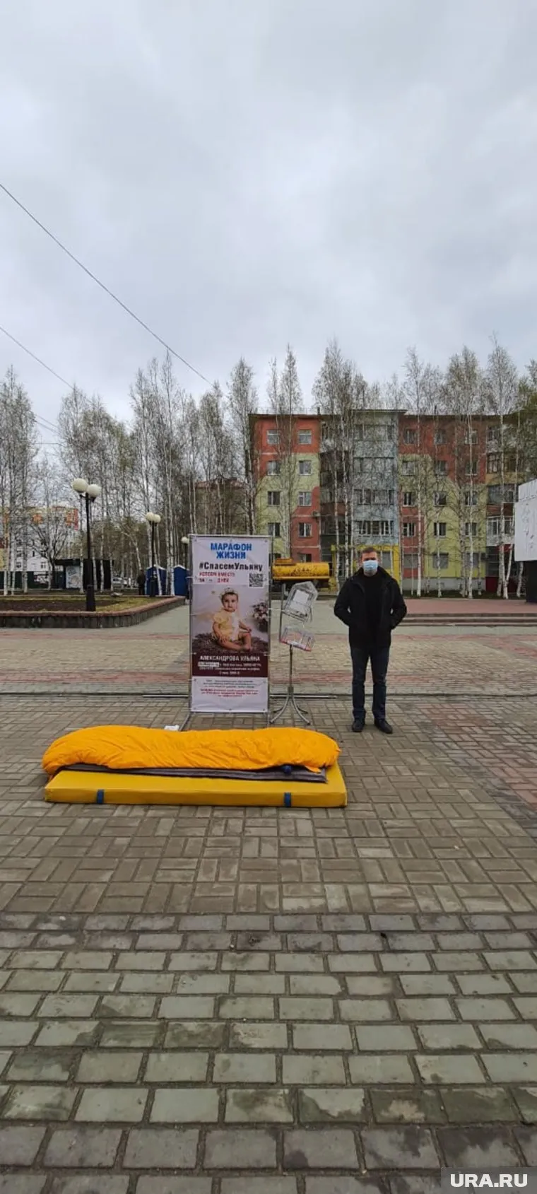 Ночую депутаты в спальном мешке прямо посреди площади