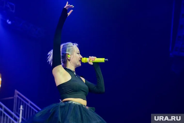 Неизвестный залез на сцену и устроил драку на концерте Клавы Коки