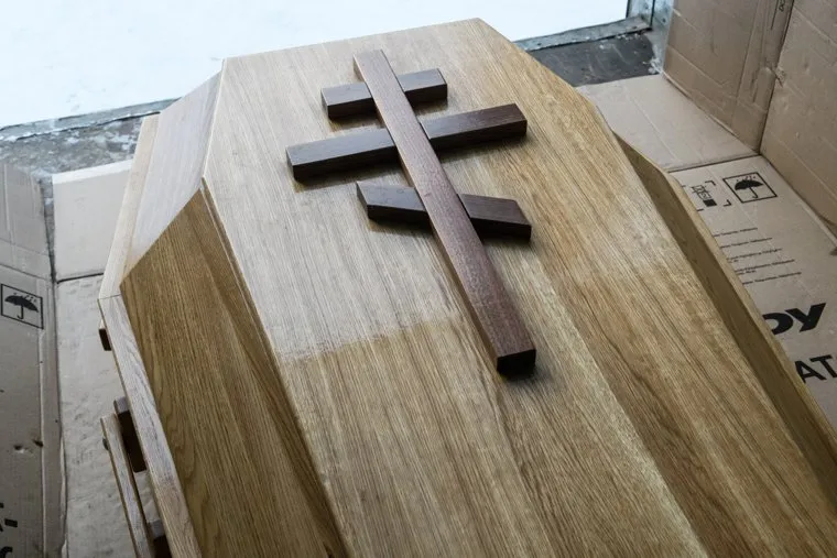 Гроб из кельи Николая Романова перед отправкой в Казань. Среднеуральск