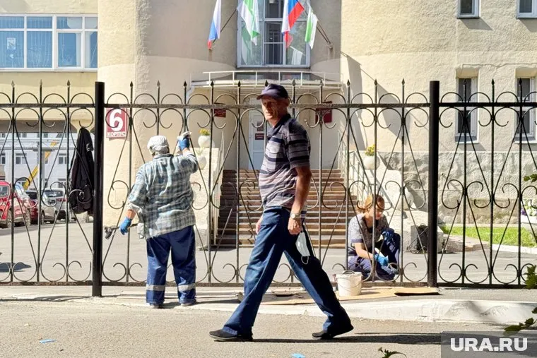 У Курганской областной клинической больницы по улице Томина установили ограждение