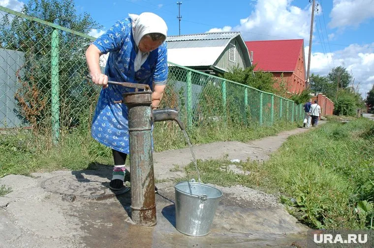 Вода. Колонка. Бабушка с ведром. Челябинск