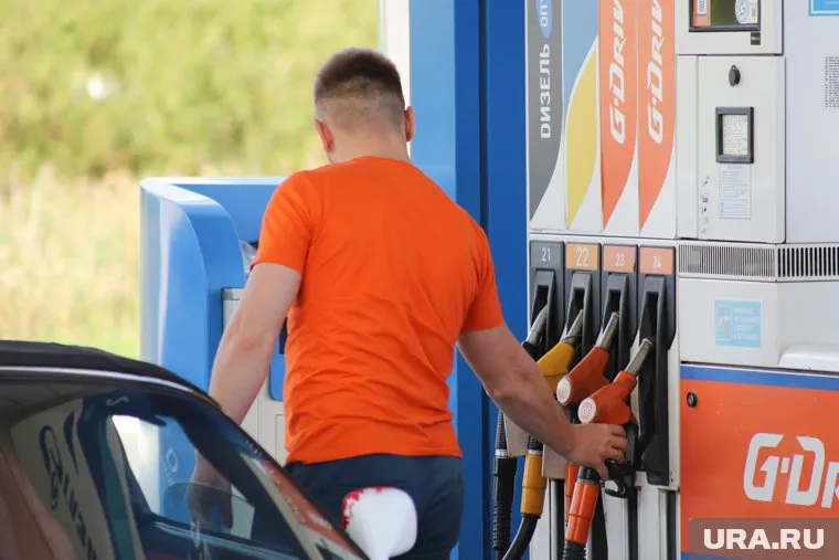 По данным Росстата, за прошлую неделю в среднем бензин подешевел на 15 копеек, дизтопливо — на семь копеек