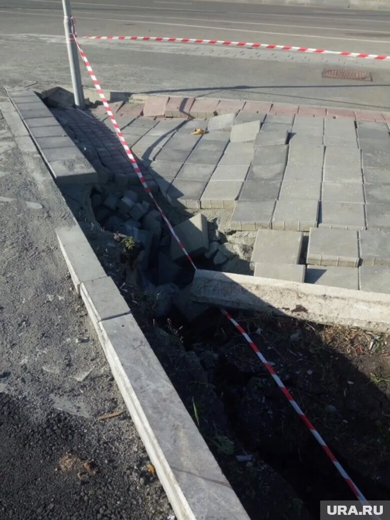 Место с обвалившейся плиткой обнесли лентой