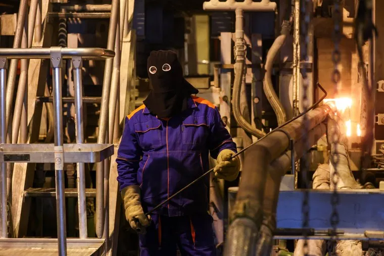 Михаил Мишустин во время посещения завода "Ларта Гласс". Рязань