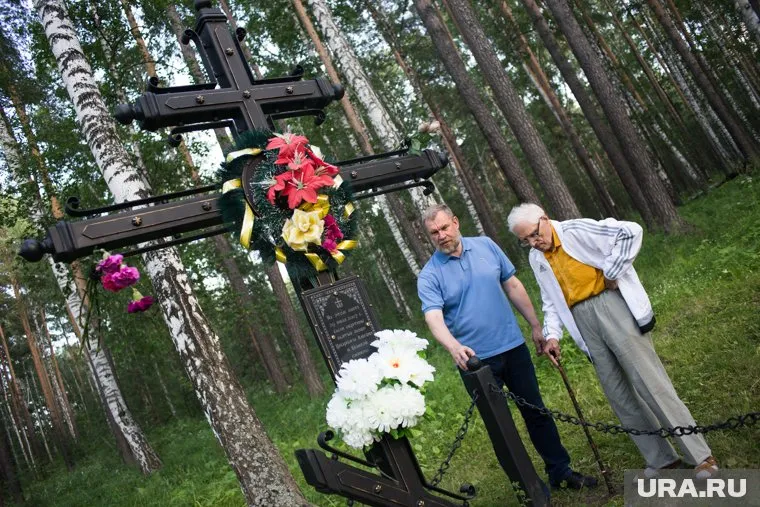 Геолог Александр Авдонин (справа) и сотрудник краеведческого музей Александр Авдонин на месте захоронения останков Алексея и Марии