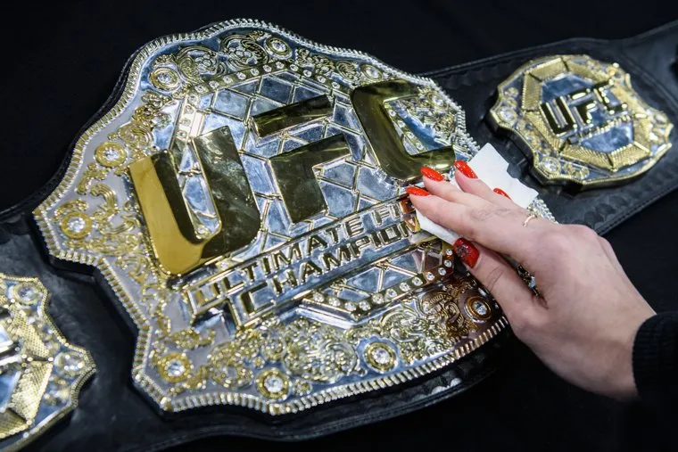 Екатеринбургский этап тура пояса чемпиона UFC Хабиба Нурмагомедова. Екатеринбург, награда, уход, приз, забота, ufc, ultimate fighting championship, пояс чемпиона, протирка
