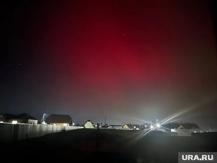 Преимущественно, свечение было окрашено в зелено-розовые тона