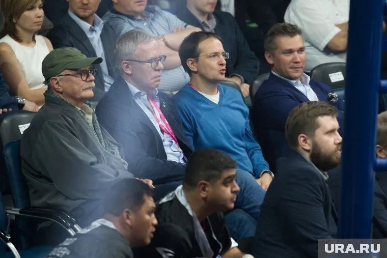 Дружба с Никитой Михалковым (слева) обеспечивает Игорю Алтушкину достойное VIP-представительство на своих турнирах. Интересно, на чьем борту в Екатеринбург прилетел министр культуры Владимир Мединский (в центре в пуловере)