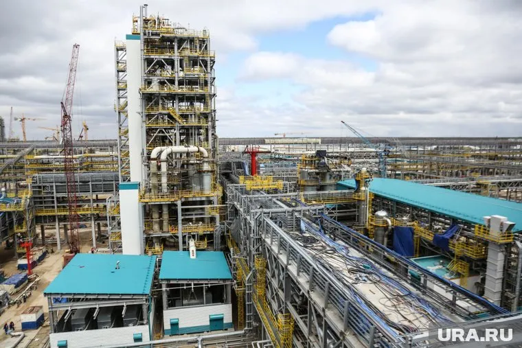 Мужчина скончался, выполняя ремонтные работы на «Запсибнефтехиме»