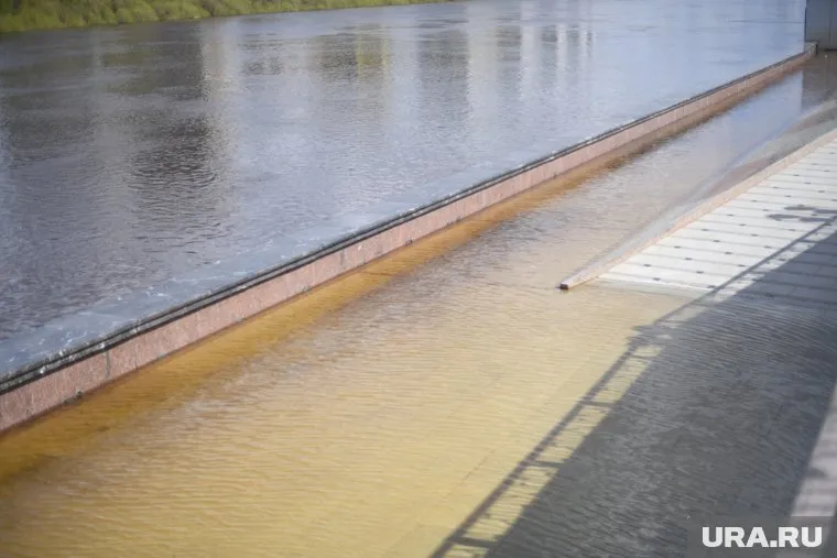 В Тюмени продолжает топить набережную