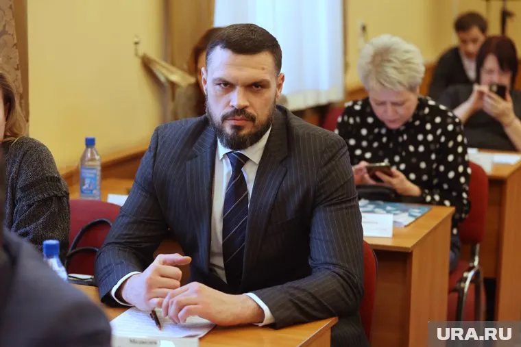 В прямом эфире на «первом канале» Романа Медведева пригласили осмотреть затопленный подвал в аварийном доме в Кургане