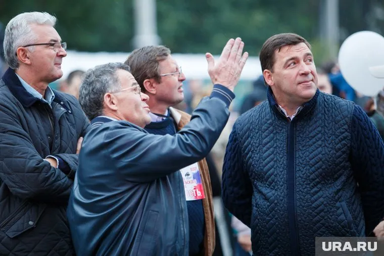 Евгений Куйвашев (справа) считает, что городские власти (Александр Якоб слева) дали горожанам недостаточно информации о проводимой реформе транспорта.