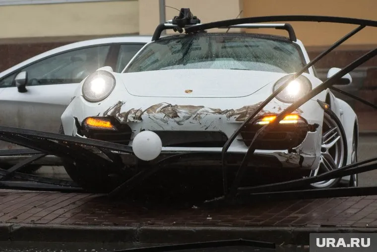 Части Porsche и Hyundai разбросало по улице (архивное фото)